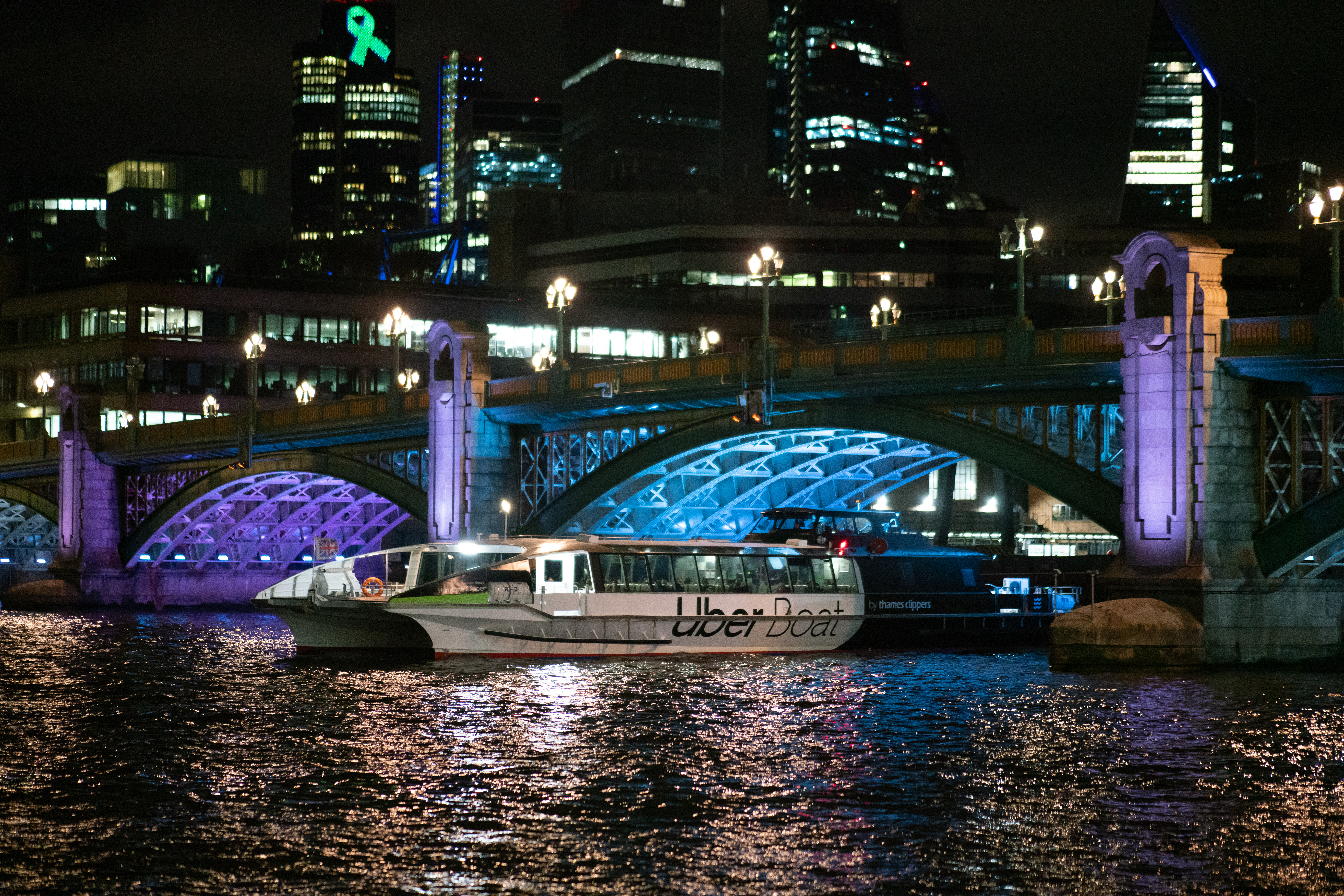 Hurricane Clipper Southwark Bridge_Zoom